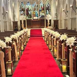 大聖堂バージンロード。壮大なスケールと美しさに圧倒され、ステンドグラスの光が幻想的でした。