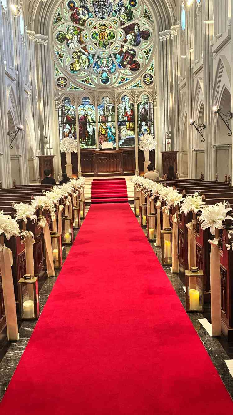 大聖堂バージンロード。壮大なスケールと美しさに圧倒され、ステンドグラスの光が幻想的でした。