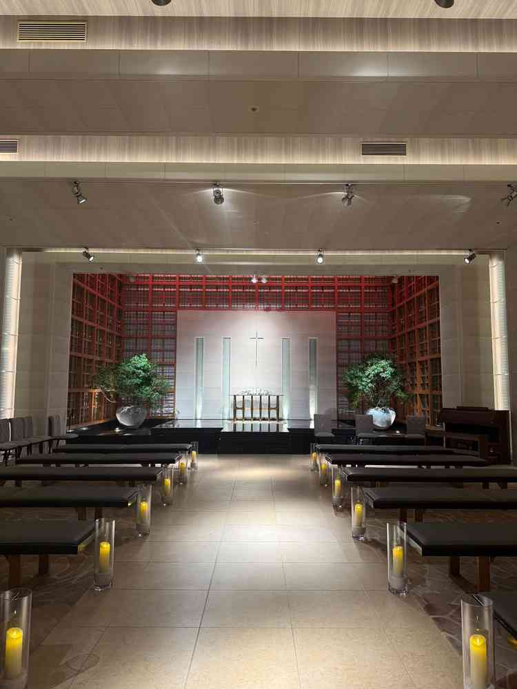 洗礼された雰囲気のチャペル。水が流れていたのが衝撃的！