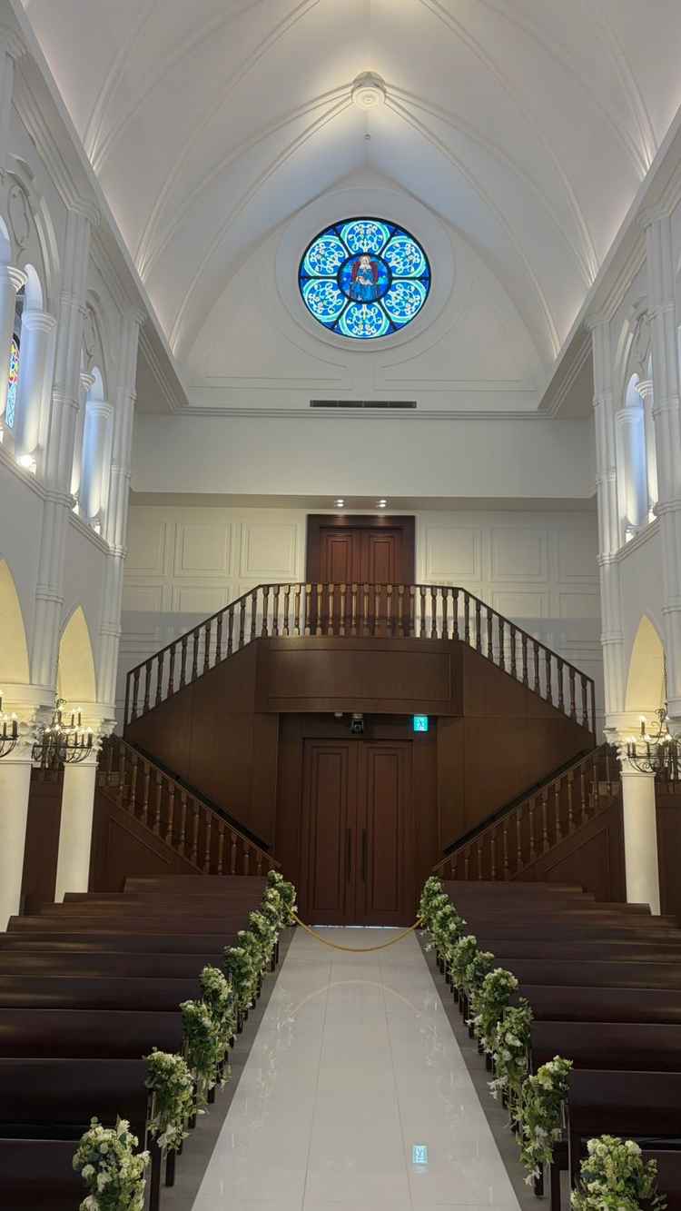 チャペルの写真です。ブルーのガラスが印象的でした。