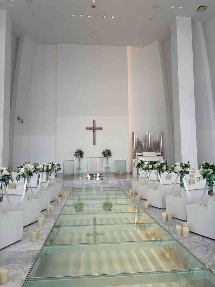 白を基調としたチャペルでした。ガラス張りの下は南国の砂浜をイメージして作られているそうです。