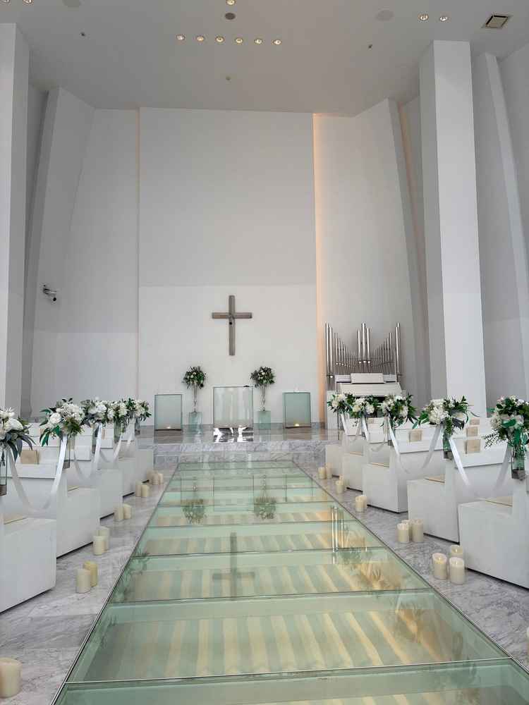 白を基調としたチャペルでした。ガラス張りの下は南国の砂浜をイメージして作られているそうです。