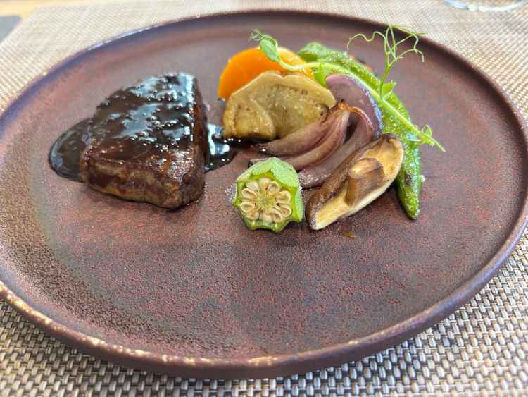 試食の料理。ソースや野菜など、シェフこだわりのものであり、とても美味しかった。