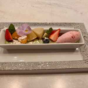 コース料理を試食させていただきました。どれも見た目が華やかで味も美味しく、心もお腹も満たされました。