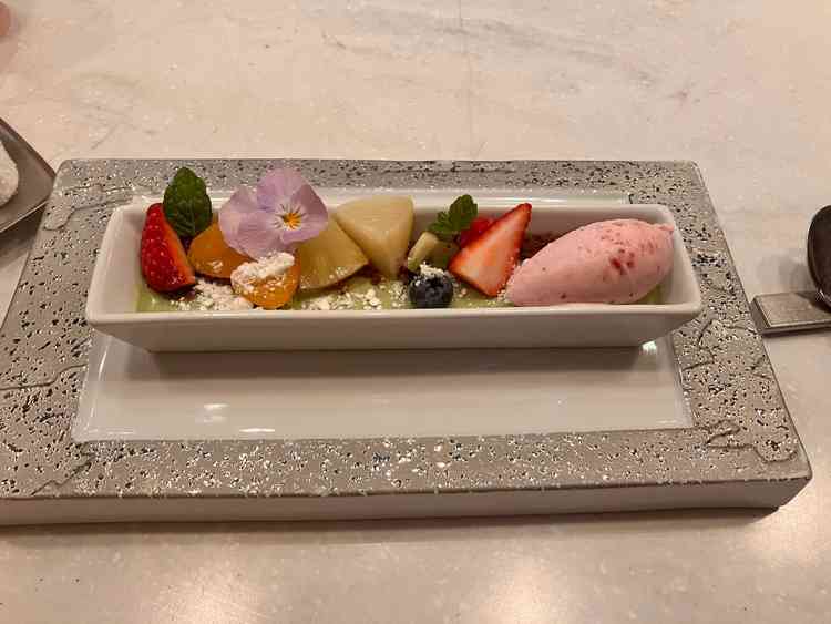 コース料理を試食させていただきました。どれも見た目が華やかで味も美味しく、心もお腹も満たされました。