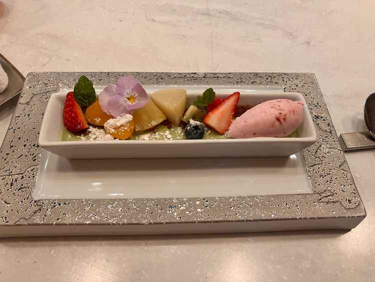 コース料理を試食させていただきました。どれも見た目が華やかで味も美味しく、心もお腹も満たされました。