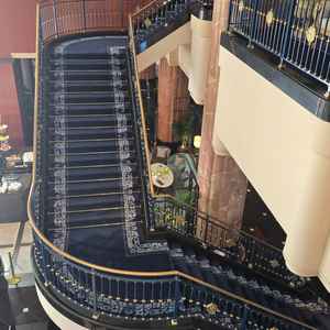 ホテルロビーにあるこちらの階段で綺麗なドレスの写真が撮れます。