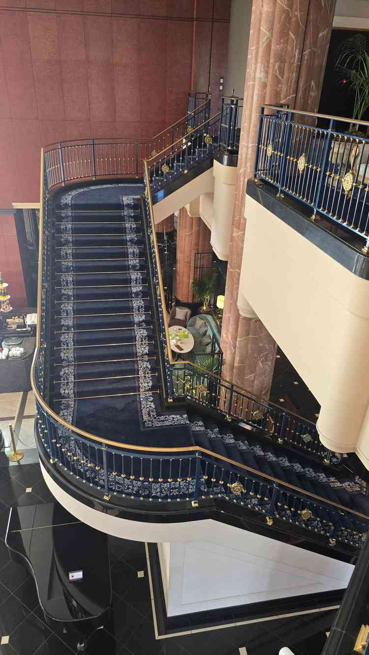 ホテルロビーにあるこちらの階段で綺麗なドレスの写真が撮れます。