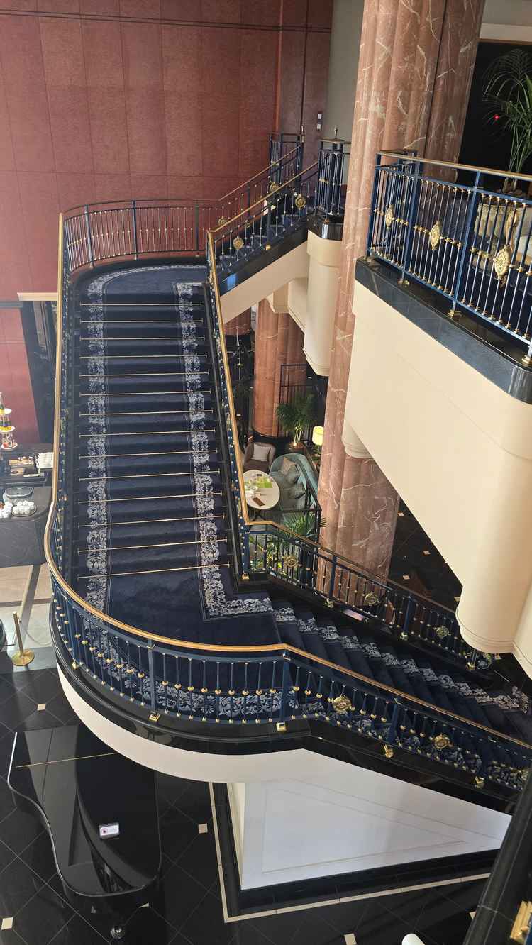 ホテルロビーにあるこちらの階段で綺麗なドレスの写真が撮れます。