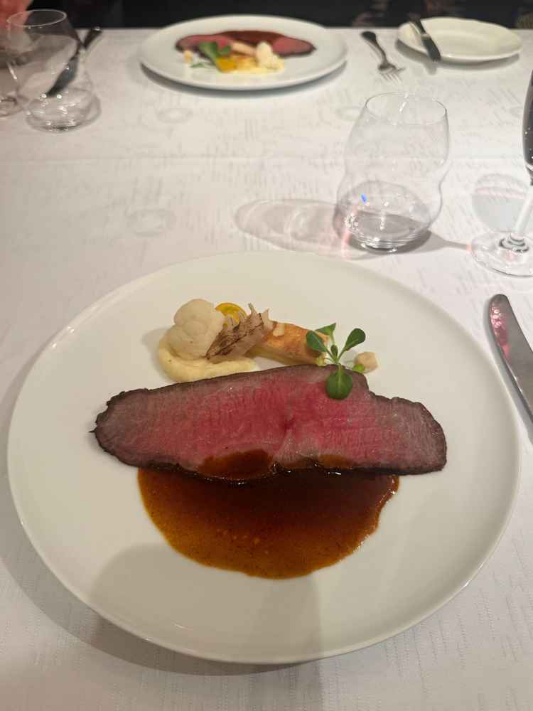 試食でメイン料理のお肉を食べた。重くなくソースも美味しくて食べやすかった。全体的に料理が美味しかった