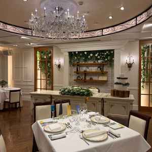 披露宴会場は派手すぎないシャンデリアがアクセントになっており、テーブルの配置も自由に変更可能とのこと