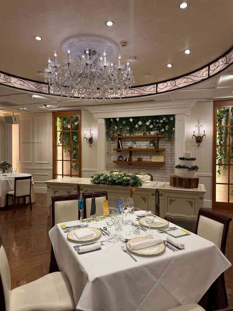 披露宴会場は派手すぎないシャンデリアがアクセントになっており、テーブルの配置も自由に変更可能とのこと