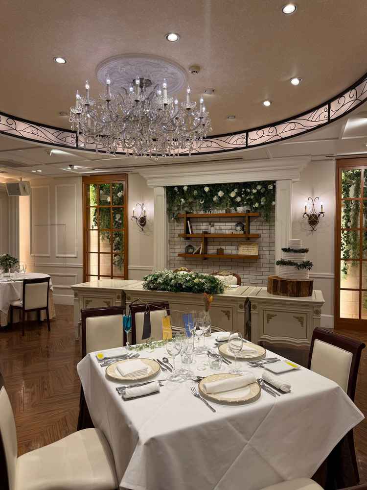 披露宴会場は派手すぎないシャンデリアがアクセントになっており、テーブルの配置も自由に変更可能とのこと