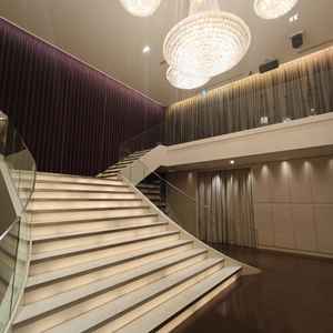 セレモニースペース。豪華なシャンデリアがあり、室内であるため天候に左右されない強味がありました。