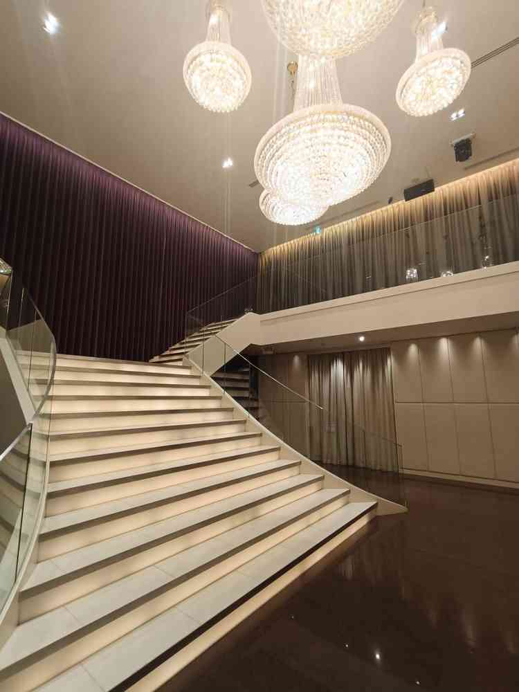 セレモニースペース。豪華なシャンデリアがあり、室内であるため天候に左右されない強味がありました。