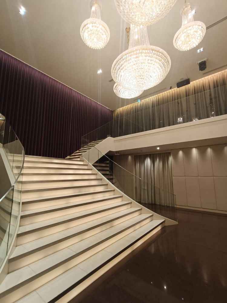 セレモニースペース。豪華なシャンデリアがあり、室内であるため天候に左右されない強味がありました。