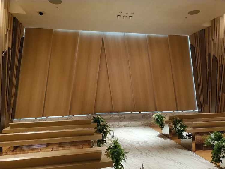 チャペルはステージの扉が自動で開閉でき、この壁にプロジェクターで映像を流す演出も可能。