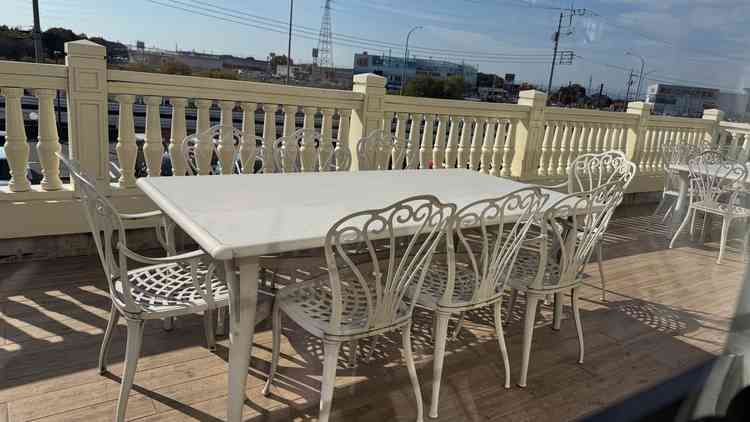 　ラウンジは1階と2階にあり、2階のラウンジからはこのようなテラスに繋がっている