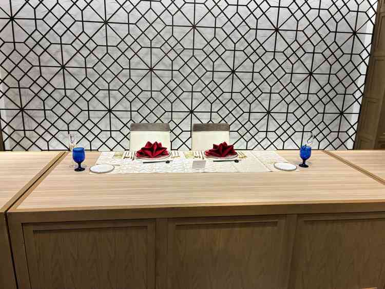 5Fの新郎新婦の席です。花の飾りとかがないのでシンプルに見えます