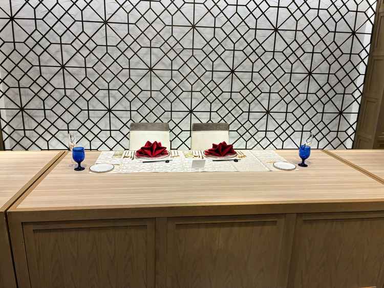 5Fの新郎新婦の席です。花の飾りとかがないのでシンプルに見えます