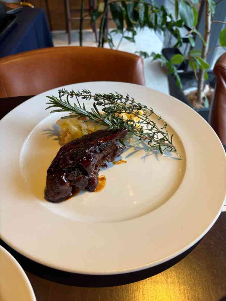 試食のローストチキンです。肉質も柔らかく万人に好まれる味でした。