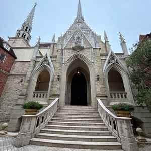 チャペルの外観。電線や建物が見えず、非常に爽快な空を見上げることの出来るチャペルでした。