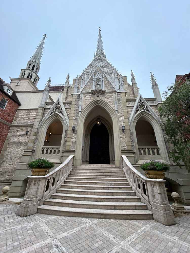 チャペルの外観。電線や建物が見えず、非常に爽快な空を見上げることの出来るチャペルでした。