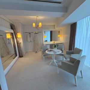 新郎新婦が式前にドレス着替えたりするところがとってもリッチだった。魅力的すぎました。