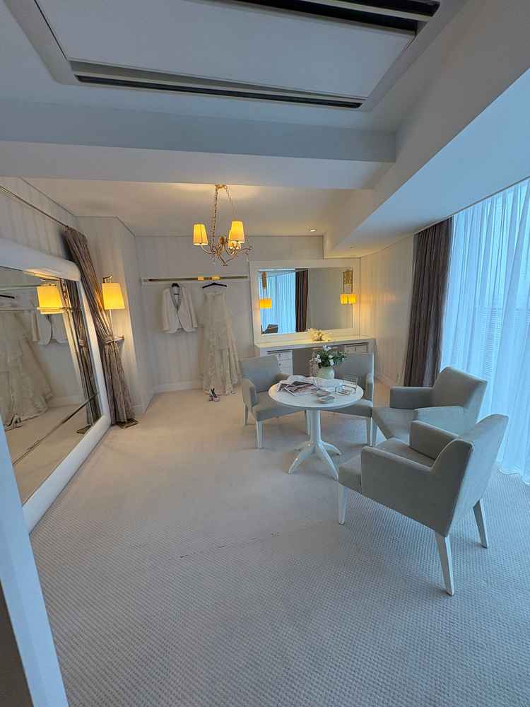 新郎新婦が式前にドレス着替えたりするところがとってもリッチだった。魅力的すぎました。