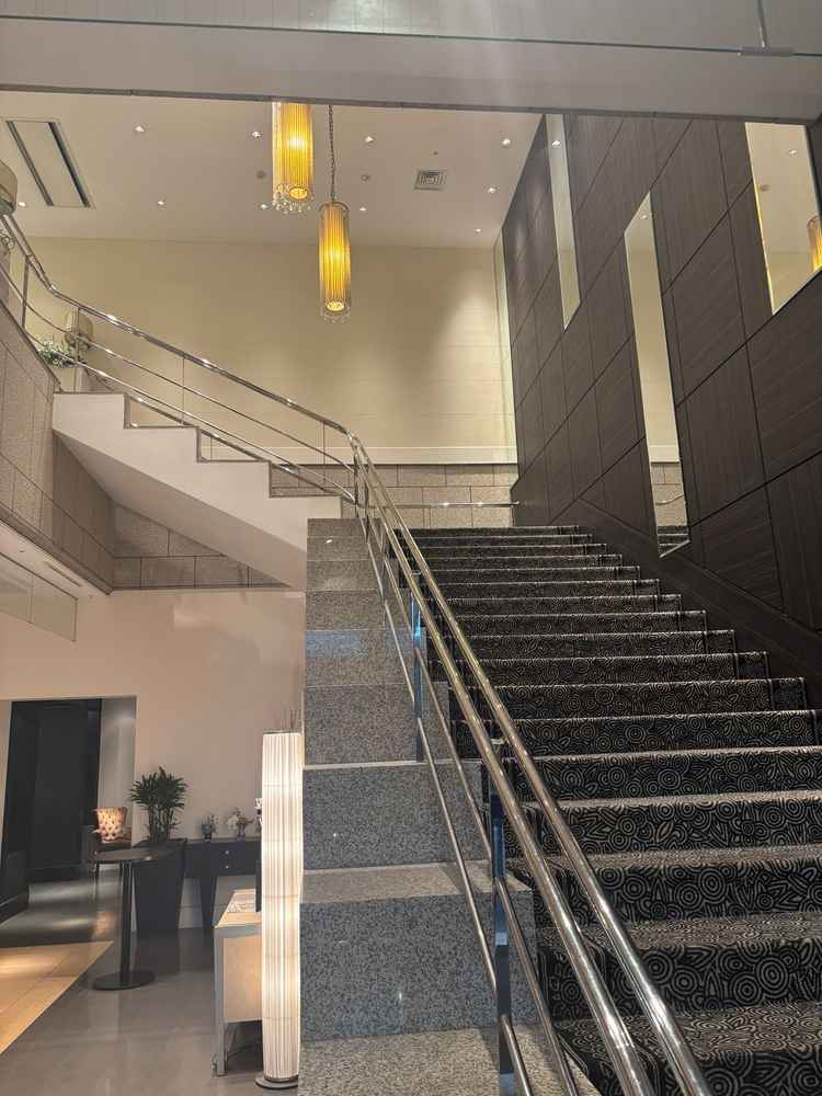 披露宴会場に向かうまでの大階段の写真。ここで写真を撮るとドレスがきれいに映るそうです。