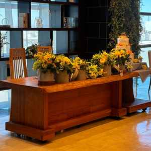 新郎新婦のメイン席。天然木のテーブルが印象的で、温もりと上質さを兼ね備えた落ち着いた雰囲気。