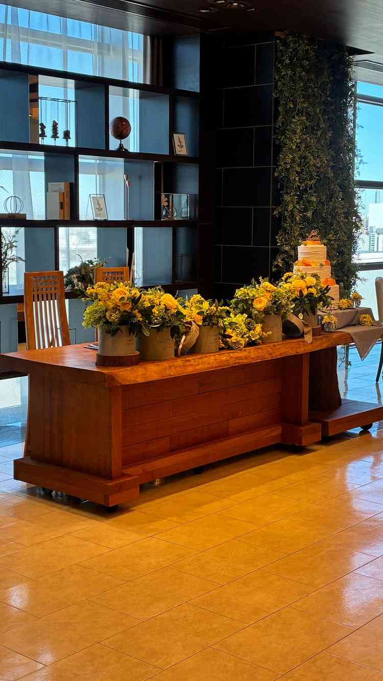 新郎新婦のメイン席。天然木のテーブルが印象的で、温もりと上質さを兼ね備えた落ち着いた雰囲気。