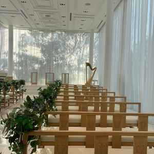 チャペルは白が貴重で3面ガラスになっており自然光と大阪城公園の木が見える雰囲気でした。