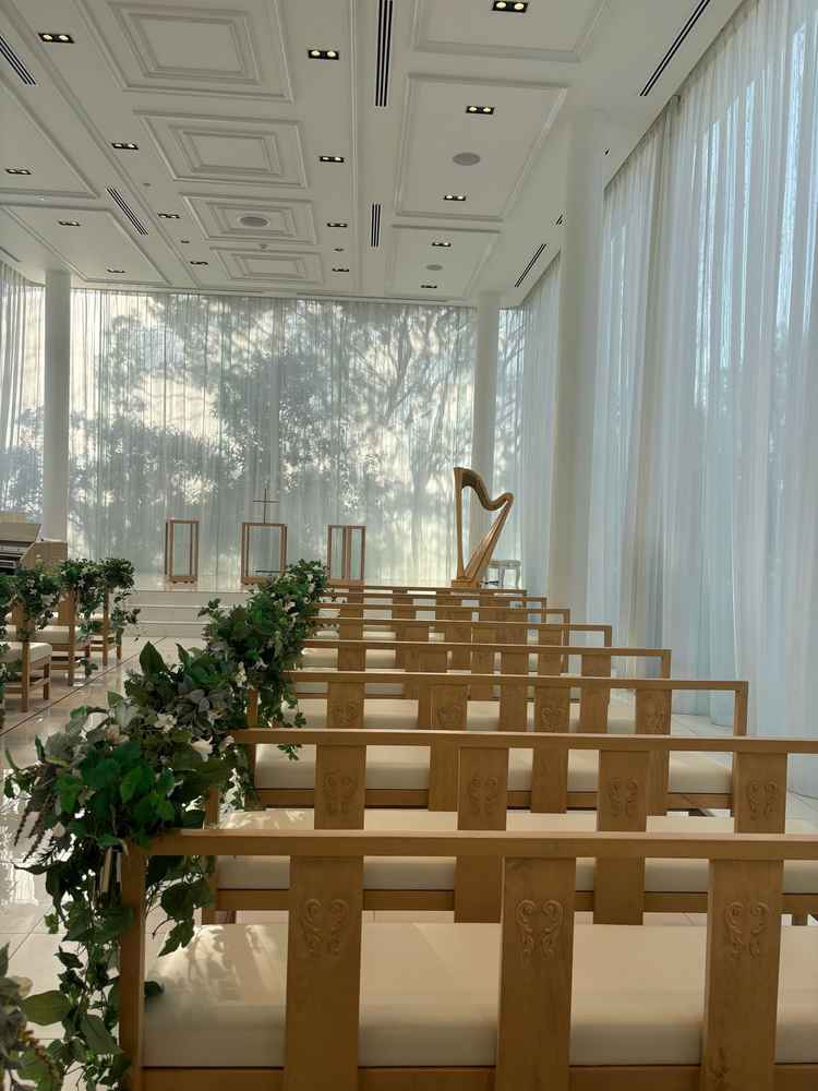 チャペルは白が貴重で3面ガラスになっており自然光と大阪城公園の木が見える雰囲気でした。