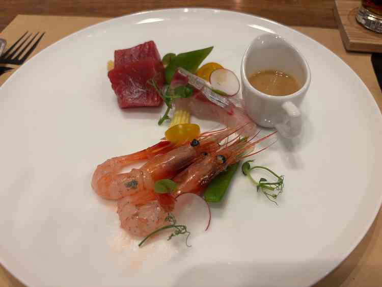 試食。お箸で食べられるメニューになっておりお刺身が出てくるのは新鮮。