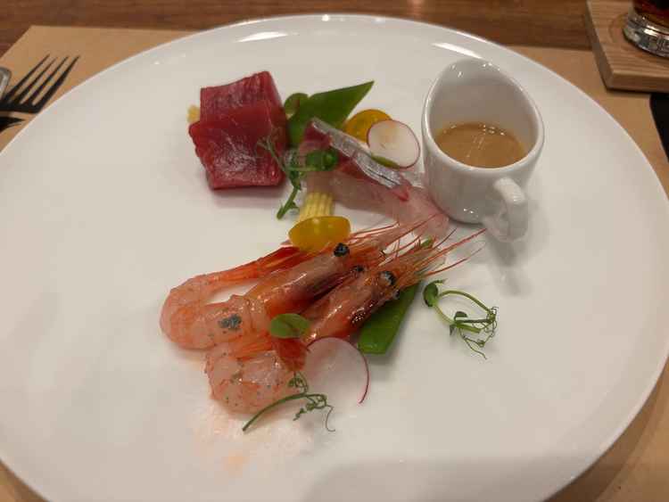 試食。お箸で食べられるメニューになっておりお刺身が出てくるのは新鮮。
