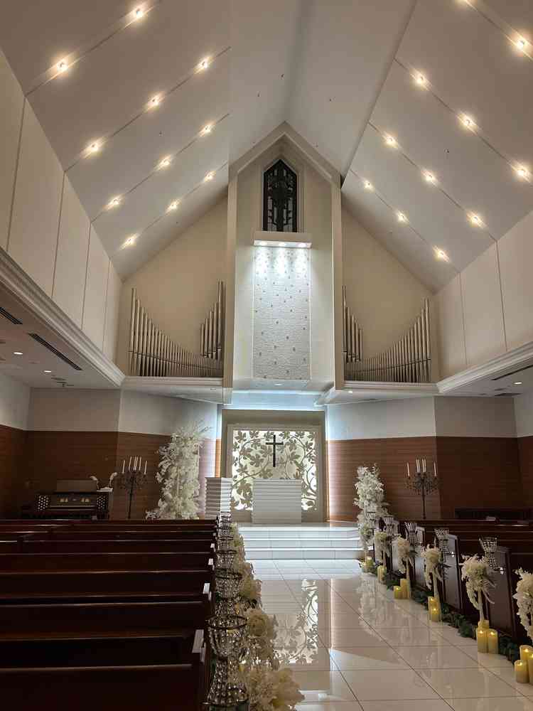 チャペル。独立型で横幅も広く、天井も高い。バージンロードの反射も綺麗でした。