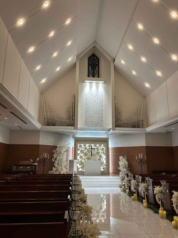 チャペル。独立型で横幅も広く、天井も高い。バージンロードの反射も綺麗でした。