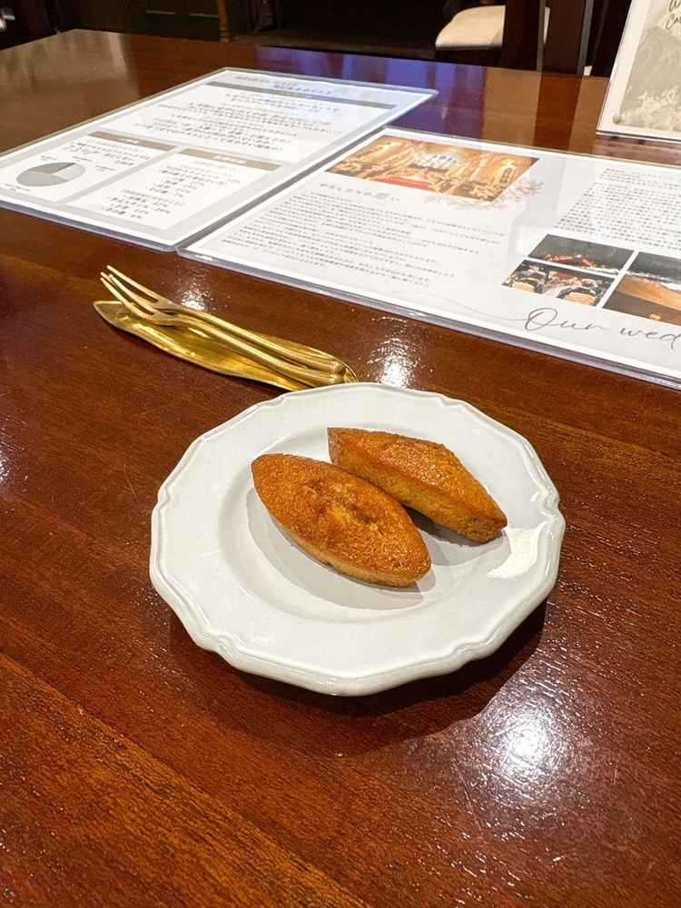 ブライダルウェアの会場です。他にも参加者が複数参加されていました。フィナンシェもいただけました