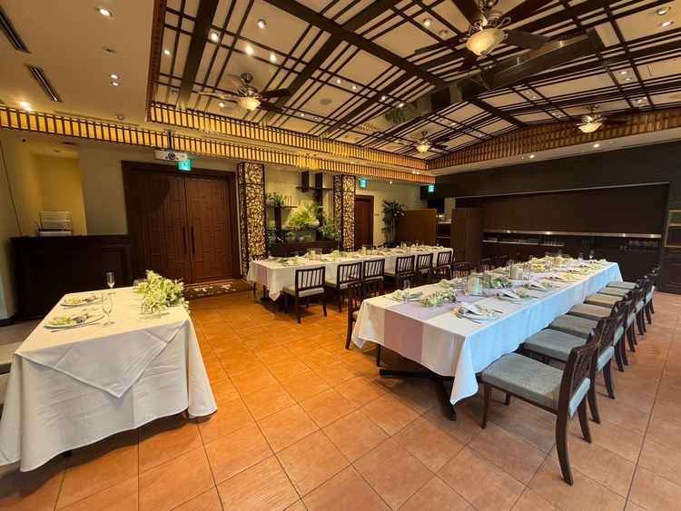 少人数用の披露宴会場。カウンターキッチンも後ろについており、料理人との距離も近い。