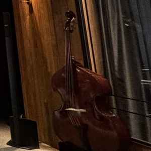 チャペルで使用されるコントラバス。存在感が大きかったです。、