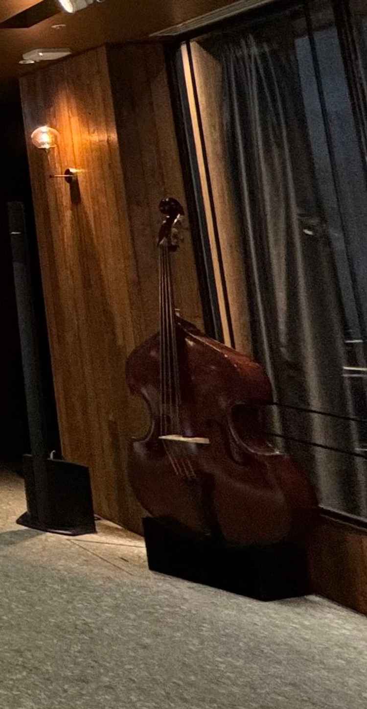 チャペルで使用されるコントラバス。存在感が大きかったです。、