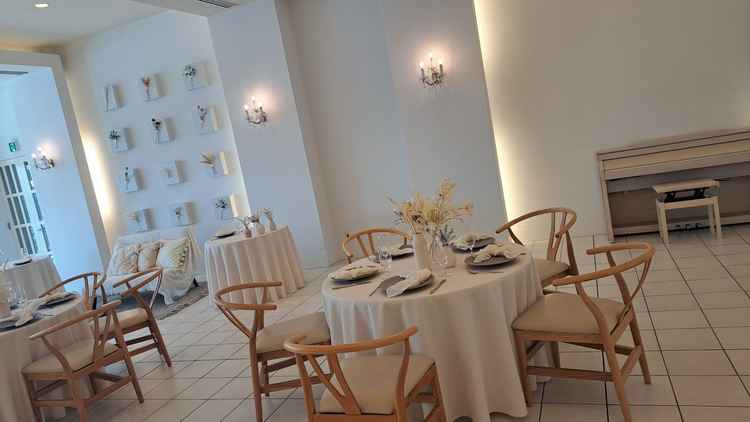 あたたかみのある落ち着いた雰囲気の披露宴会場