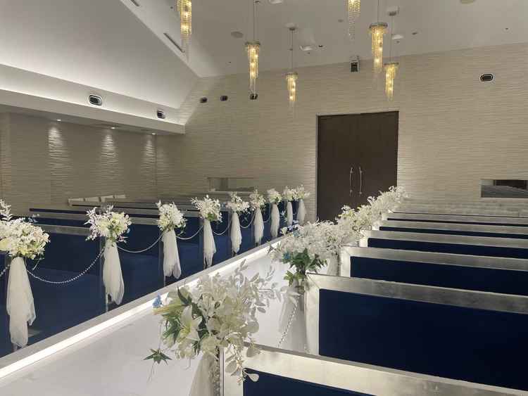 白と青を基調としたチャペル