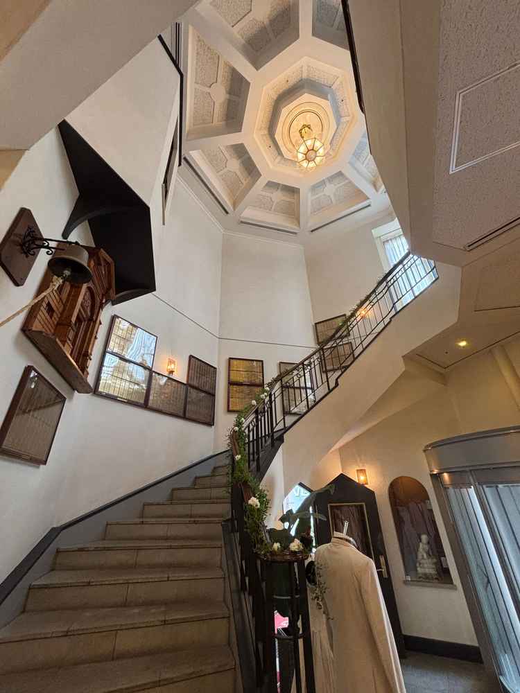 館内すぐにある、螺旋階段の写真です。過去に式を挙げた方々の名前のプレートが飾られていました。
