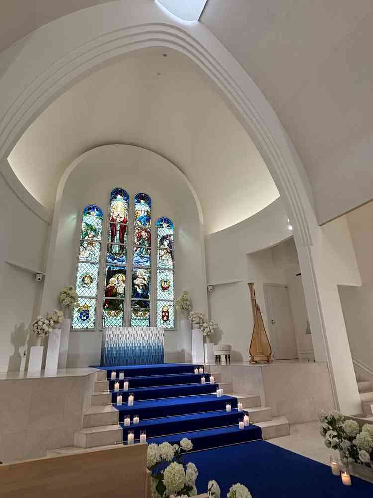 チャペルの中。式中のダウンライトの状態や中の詳細をかなり細かく教えて頂ける。