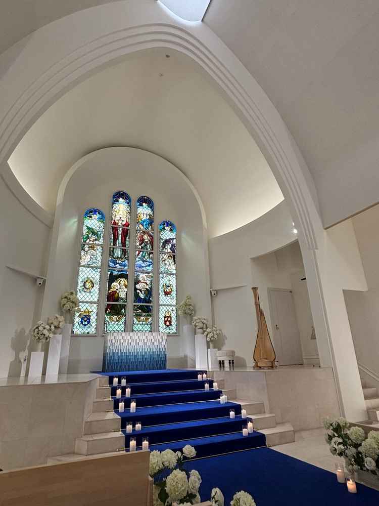 チャペルの中。式中のダウンライトの状態や中の詳細をかなり細かく教えて頂ける。