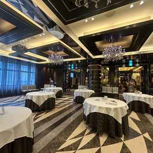 会場。黒が基調