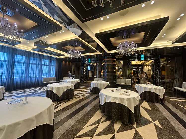 会場。黒が基調