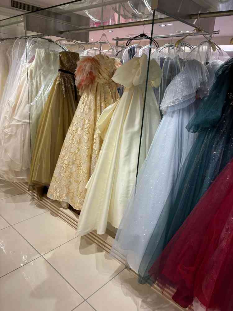 新婦の衣装部屋。ディズニーのドレスもある